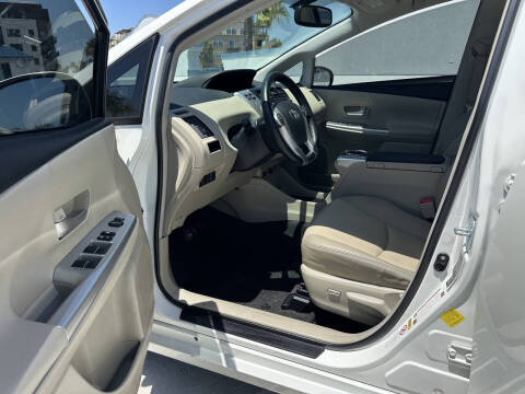 2013 Toyota Prius v Five