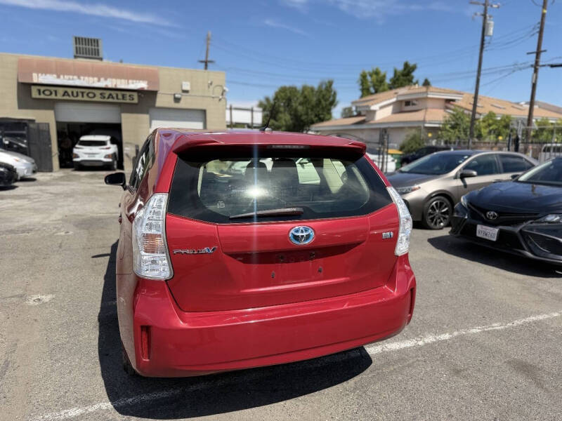 2014 Toyota Prius v Three