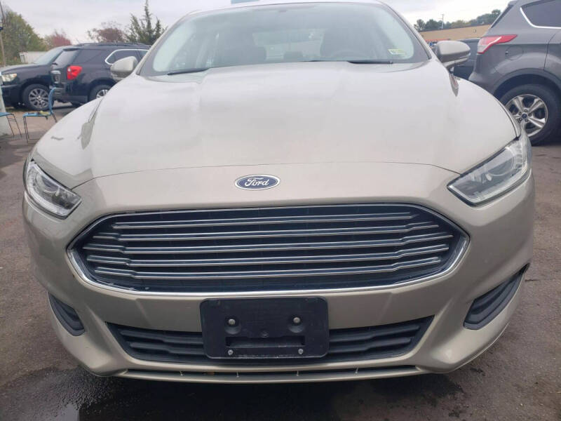 2016 Ford Fusion SE photo 2