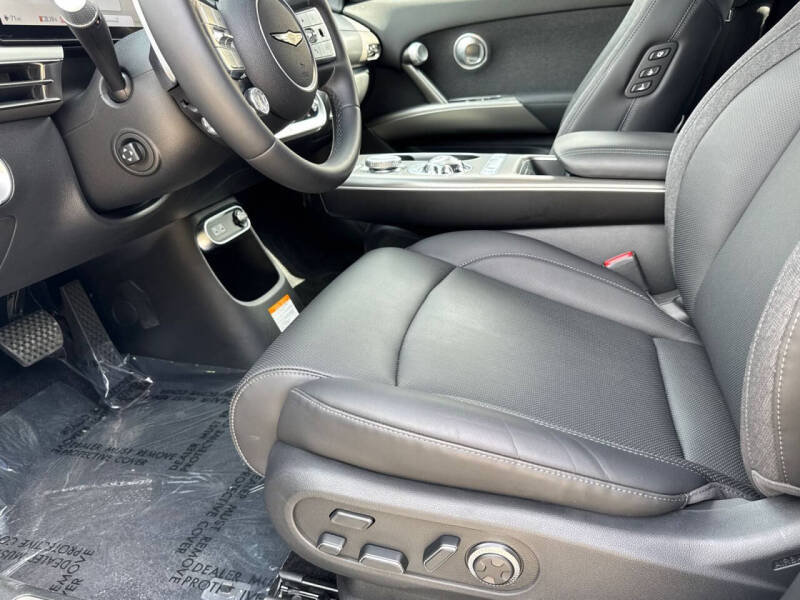 2025 Genesis GV60 Standard