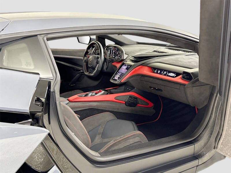 2024 Lamborghini Revuelto