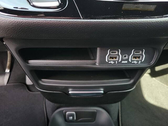 2025 Chrysler Voyager LX