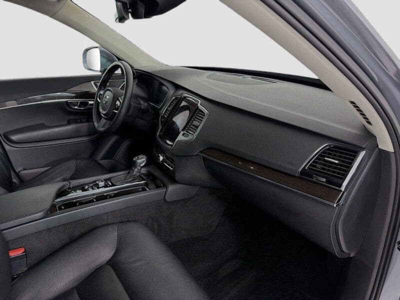 2016 Volvo XC90 T6 Momentum