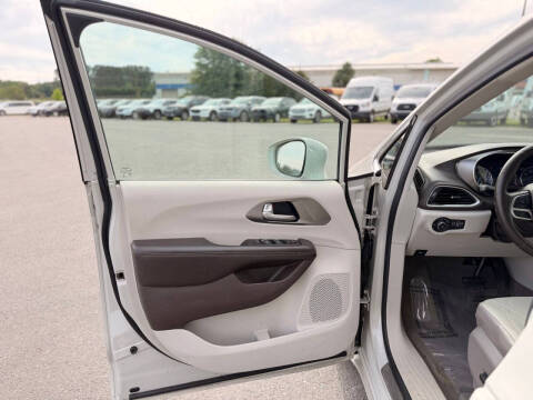 2017 Chrysler Pacifica Touring-L Plus