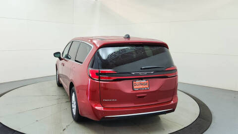 2027 Chrysler Pacifica Select