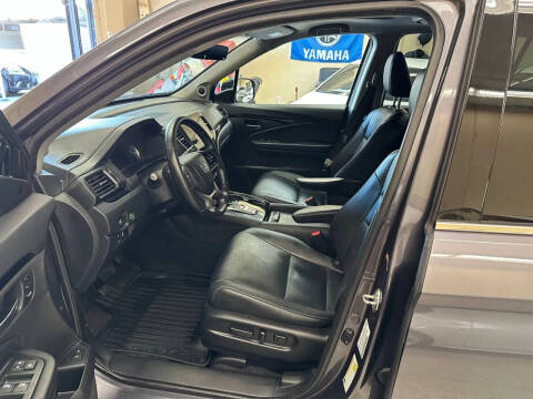 2021 Honda Pilot Touring w/Rear Captain's Chairs