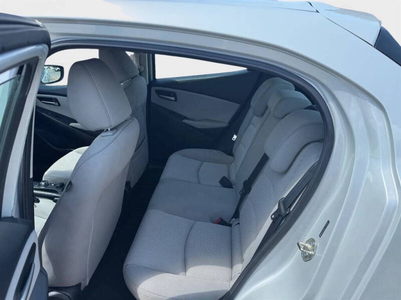 2020 Toyota Yaris Hatchback LE