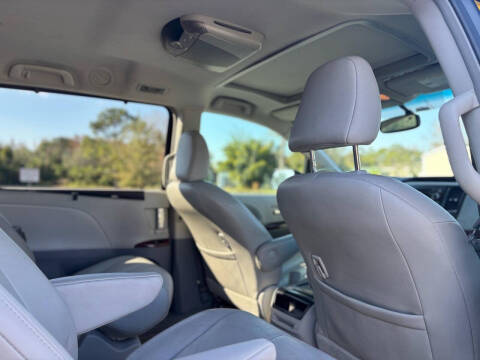 2014 Toyota Sienna XLE 8-Passenger