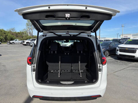 2027 Chrysler Pacifica Select