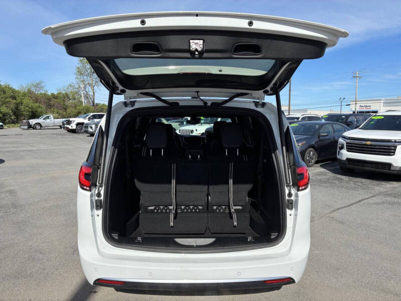 2027 Chrysler Pacifica Select