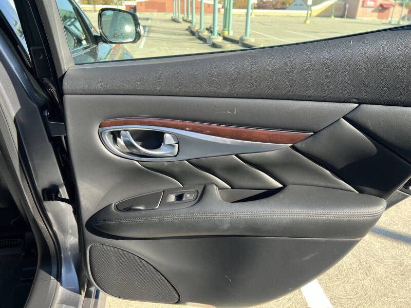 2015 Infiniti Q70 3.7