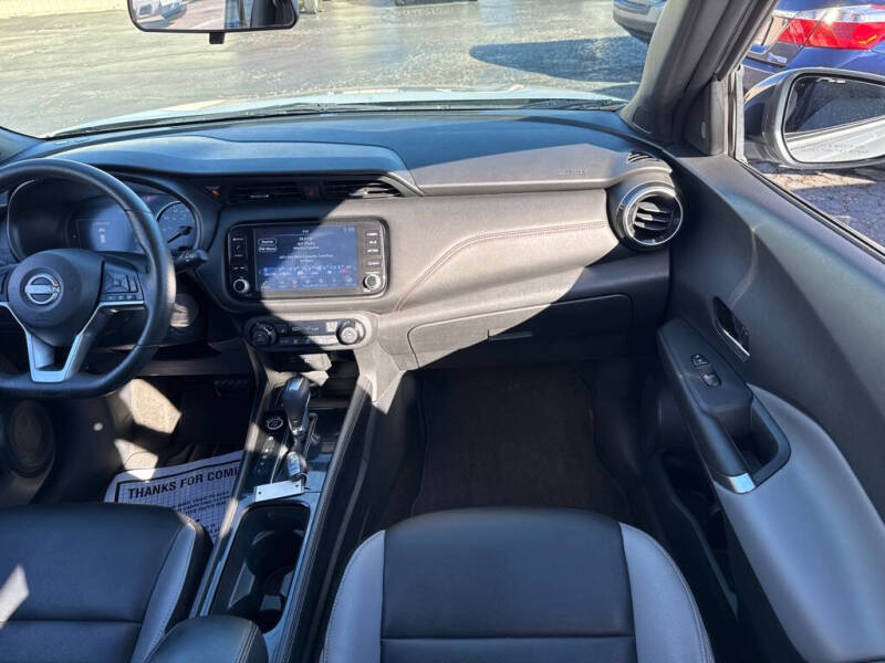 2022 Nissan Kicks SR