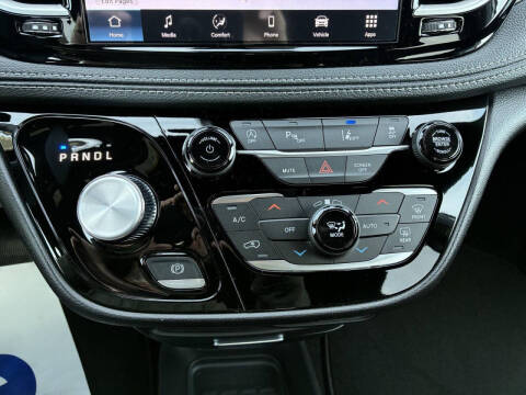 2027 Chrysler Pacifica Select