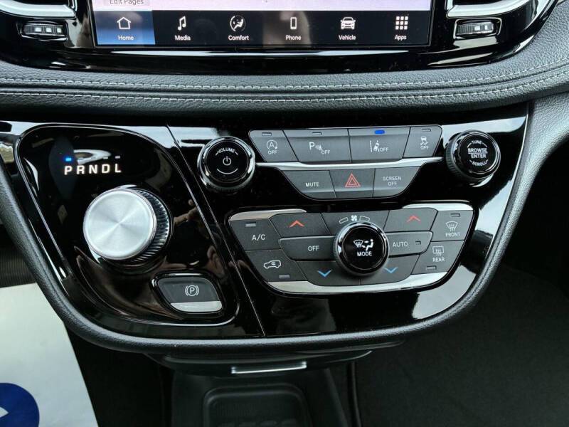 2027 Chrysler Pacifica Select