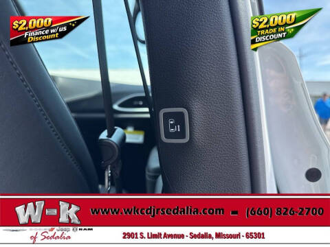 2027 Chrysler Pacifica Select