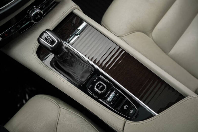 2017 Volvo XC90 T5 Momentum