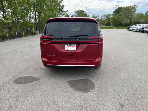 2027 Chrysler Pacifica Select