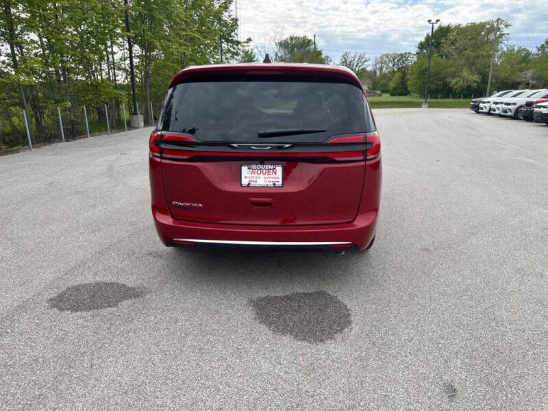 2027 Chrysler Pacifica Select
