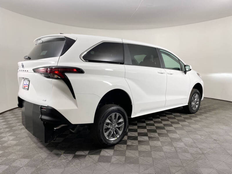 2025 Toyota Sienna LE 8-Passenger