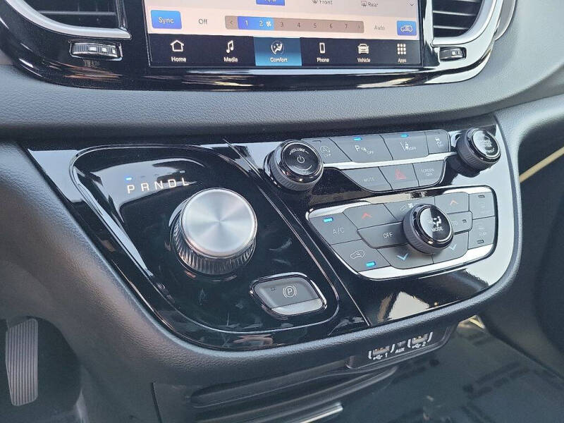 2025 Chrysler Voyager LX