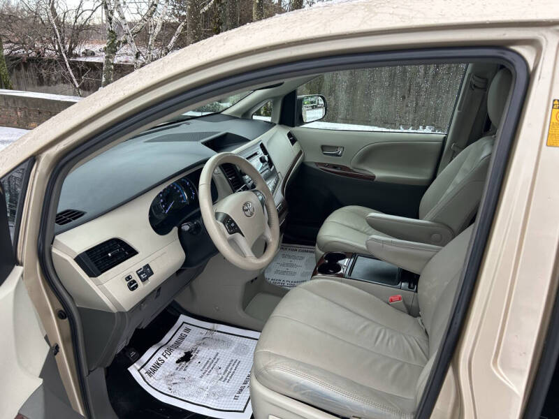 2014 Toyota Sienna XLE 8-Passenger