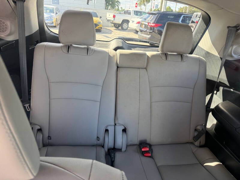 2021 Honda Pilot Touring w/Rear Captain's Chairs