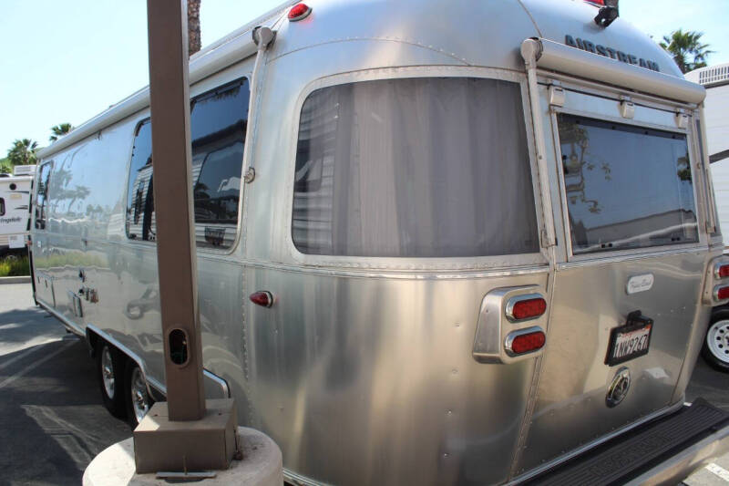 2022 Airstream Flying Cloud 27FB Twin