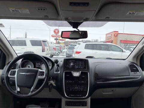 2013 Chrysler Town and Country Touring-L