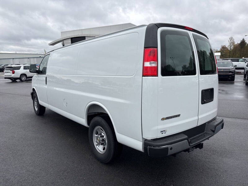 2025 Chevrolet Express 3500