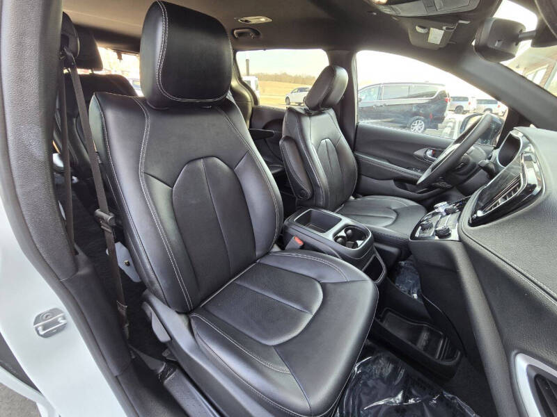 2025 Chrysler Pacifica Select