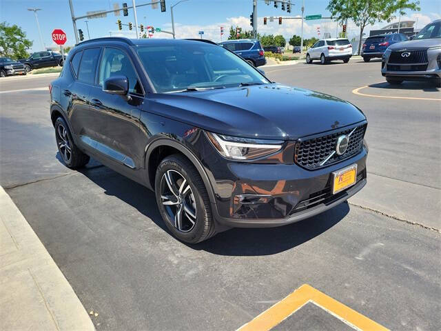 2023 Volvo XC40 B5 Plus Dark Theme