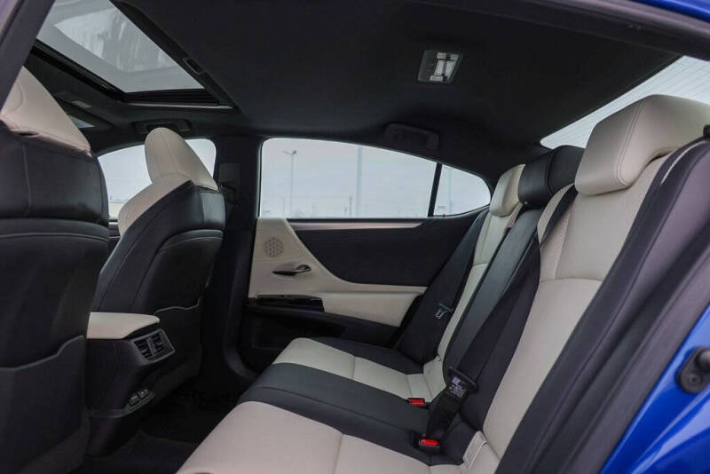 2022 Lexus ES 300h F SPORT