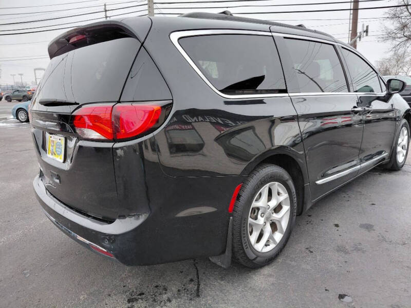 2017 Chrysler Pacifica Touring-L