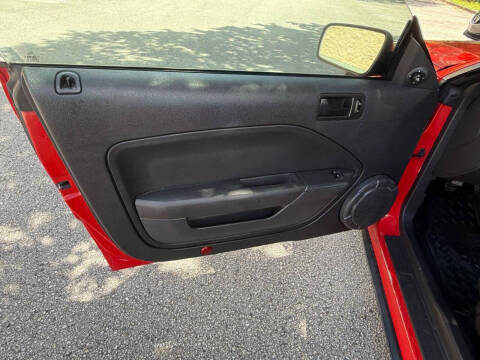 2005 Ford Mustang V6 Deluxe