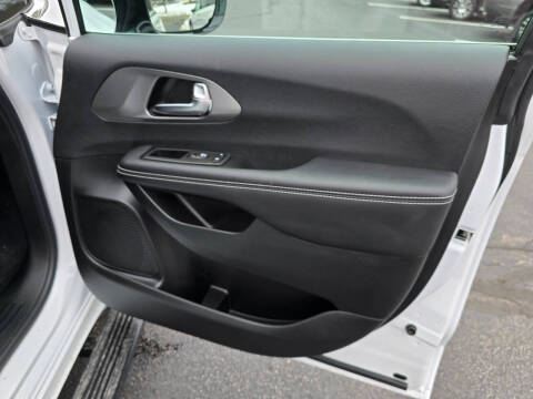 2025 Chrysler Voyager LX