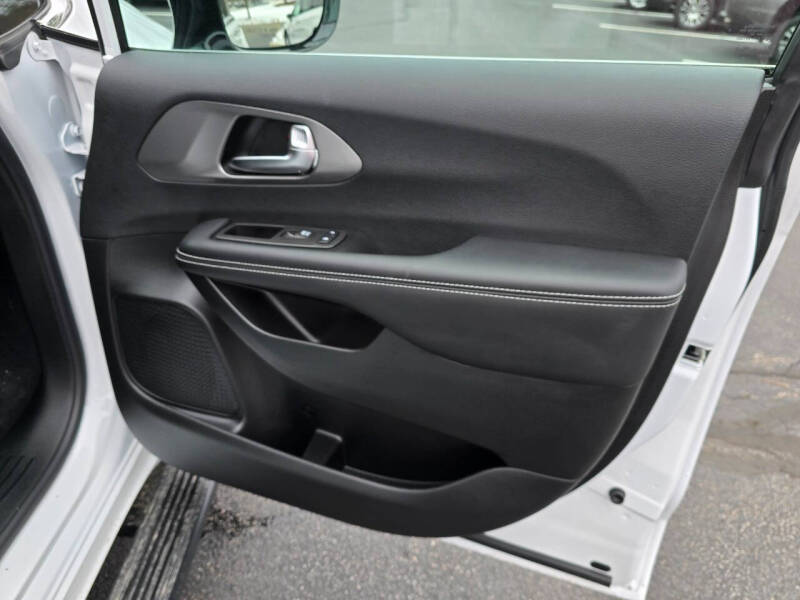 2025 Chrysler Voyager LX