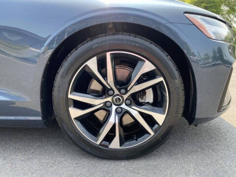 2024 Volvo S60 B5 Core Dark Theme