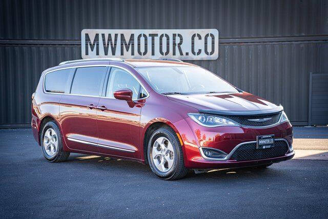 2017 Chrysler Pacifica Touring-L Plus's photo