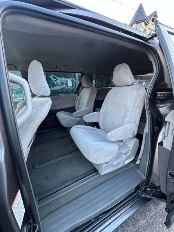 2017 Toyota Sienna LE 7-Passenger