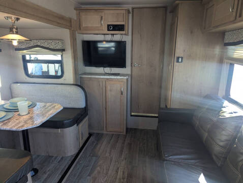 2020 Winnebago Micro Minnie 2405RG / 26ft