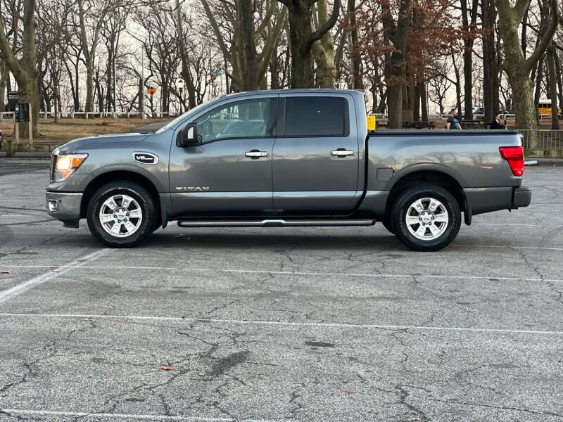 2017 Nissan Titan SV photo 4