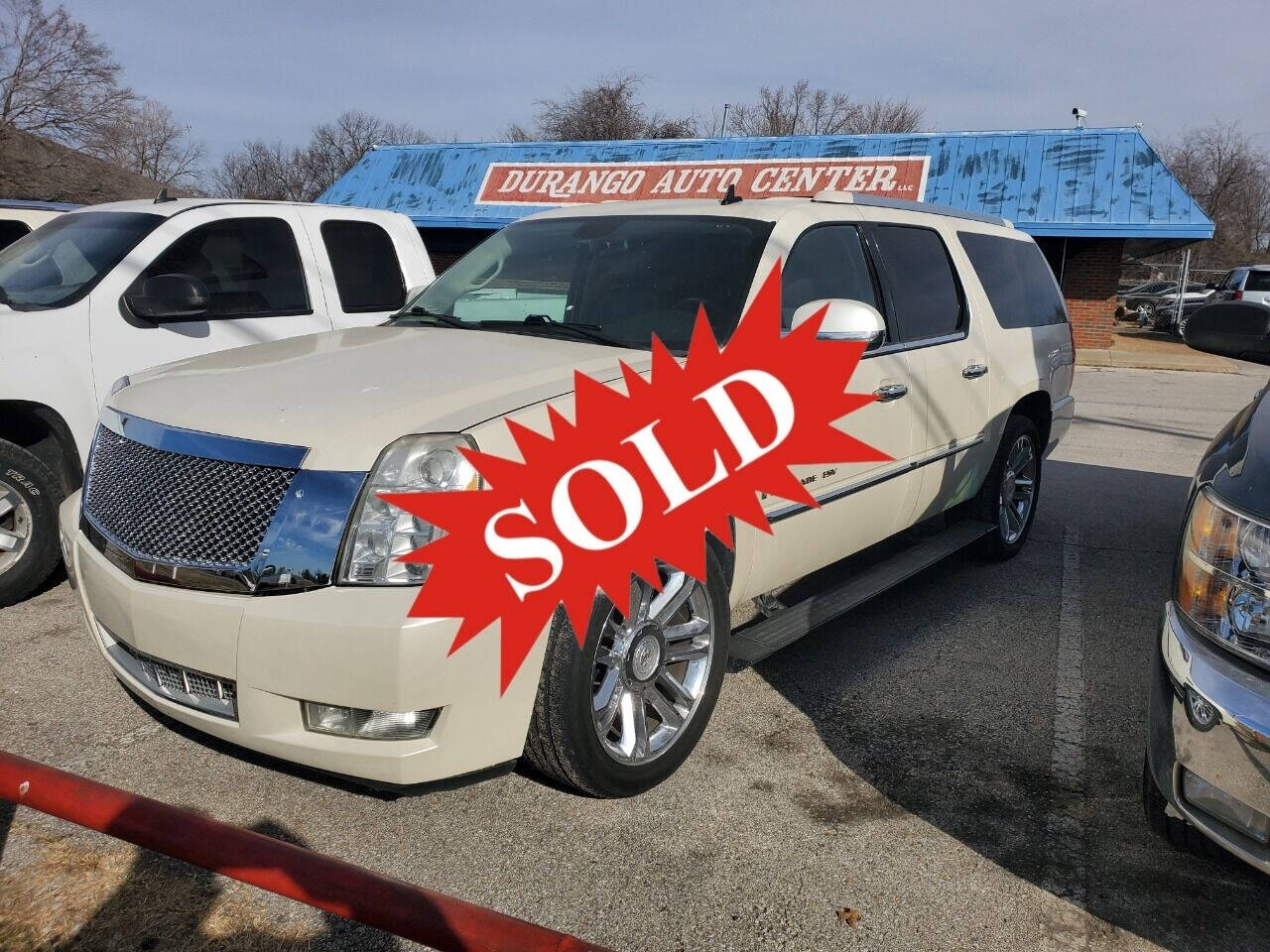 2009 Cadillac Escalade ESV for sale at DURANGO AUTO CENTER LLC in Tulsa, OK