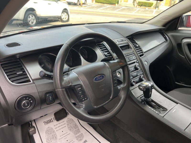 2011 Ford Taurus SEL photo 25