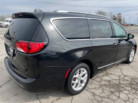 2017 Chrysler Pacifica Touring-L Plus