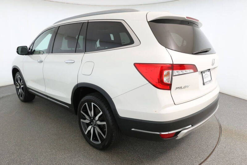 2022 Honda Pilot Touring w/Rear Captain's Chairs