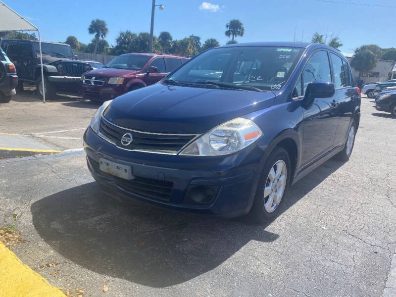 2012 Nissan Versa S's photo