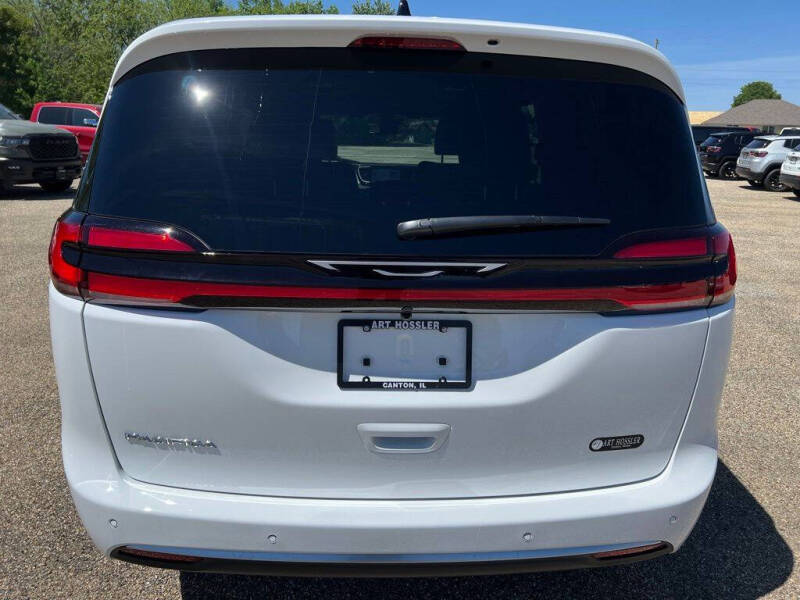 2027 Chrysler Pacifica Select