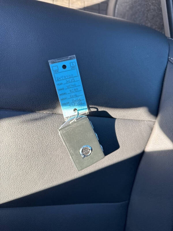 2025 Volvo XC40 B5 Core Bright Theme