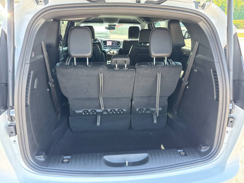 2027 Chrysler Pacifica Select