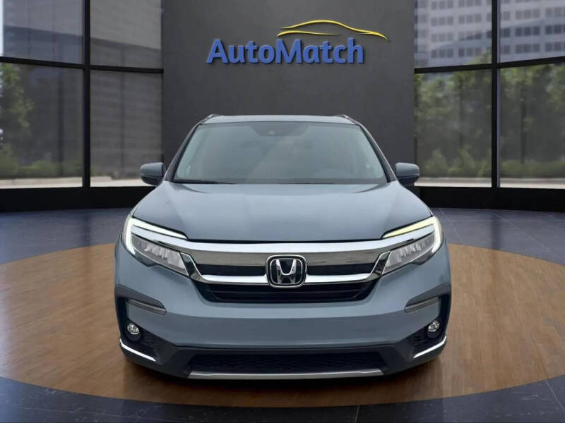 2022 Honda Pilot Touring w/Rear Captain's Chairs